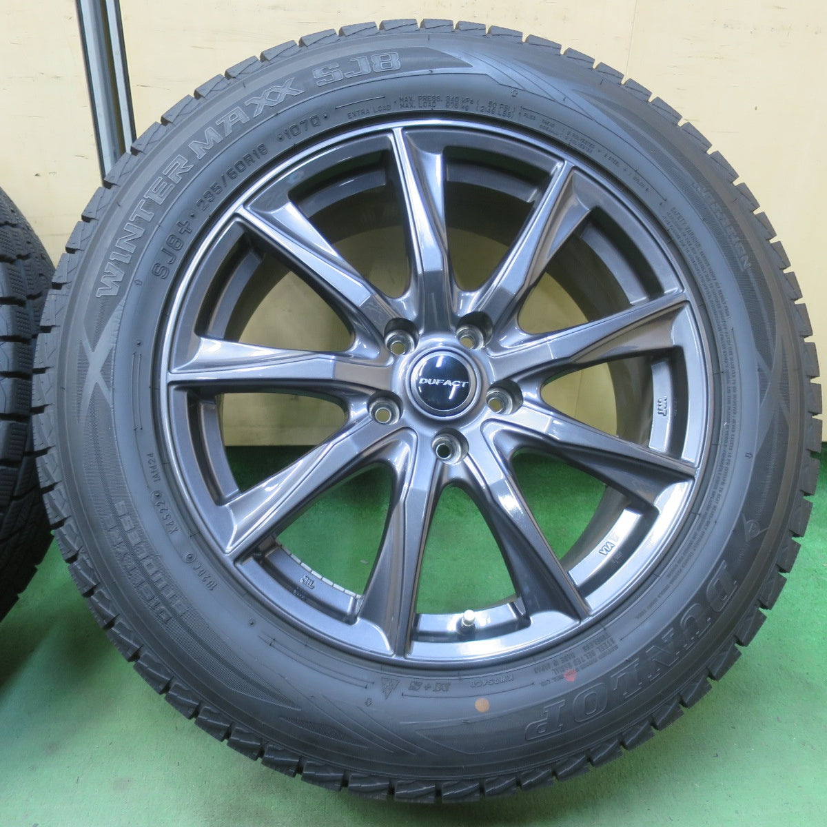 超バリ溝！22年！キレイ！ほぼ10分★スタッドレス 235/60R18 ダンロップ ウインターマックス SJ8 SJ8+ DUFACT デュファクト 18インチ PCD114.3/5H★6032702イス