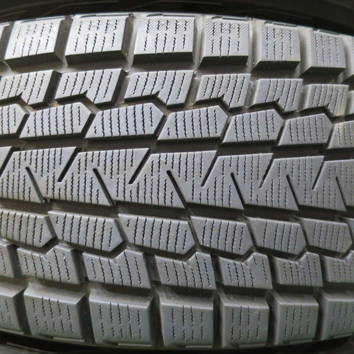 バリ溝！23年！キレイ！9.5分以上★スタッドレス 225/60R18 ヨコハマ アイスガード G075 QRASIZ KOSEI クレイシズ 光生 コーセイ 18インチ PCD114.3/5H★5012411イス