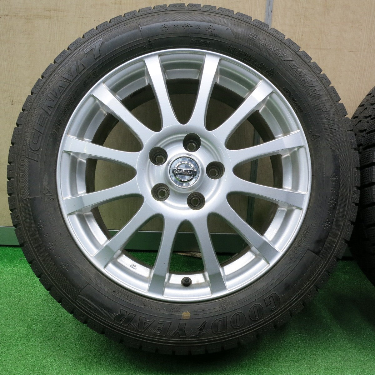 [送料無料] バリ溝！キレイ！9分★日産 V37 スカイライン 純正 225/55R17 スタッドレス グッドイヤー アイスナビ7 17インチ PCD114.3/5H★4111802NJス