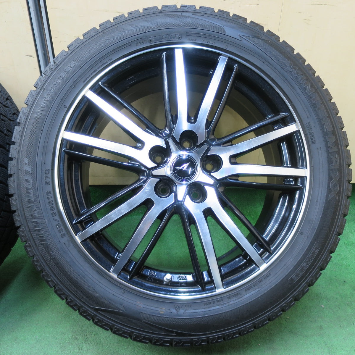 [送料無料] バリ溝！キレイ！8.5分★スタッドレス 235/50R18 ダンロップ ウインターマックス WM02 AXEL アクセル 18インチ PCD114.3/5H★5012515イス