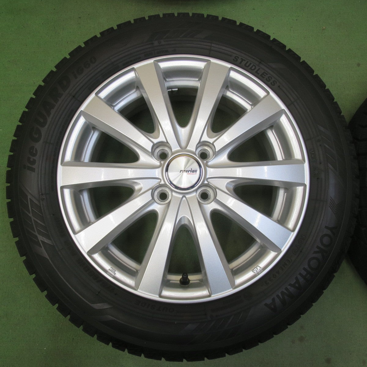 バリ溝！22年！キレイ！9.5分◎スタッドレス 175/65R15 ヨコハマ アイスガード iG60 ravrion RS01 ラブリオン 15インチ PCD100/4H◎6091905イス