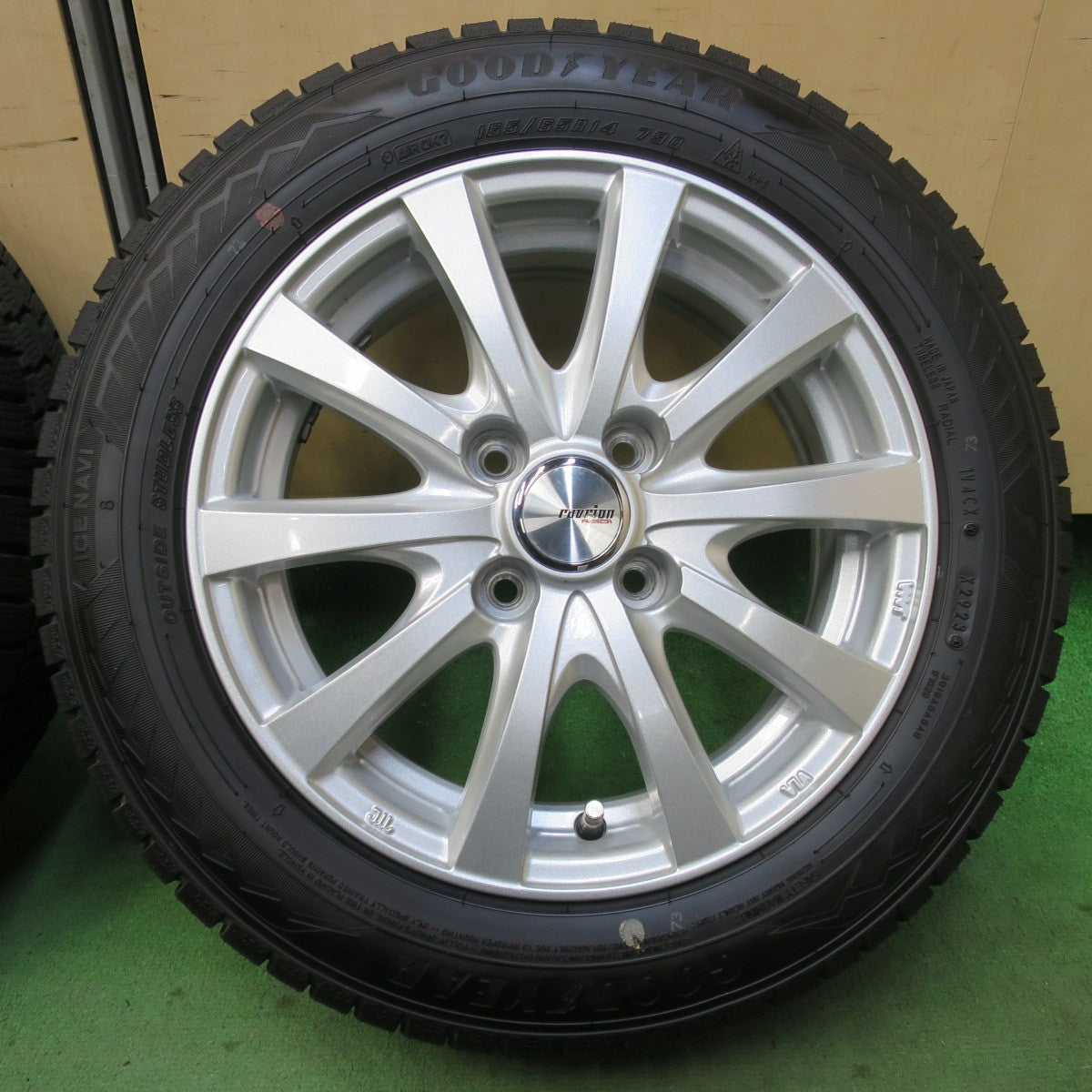 超バリ溝！23年！キレイ！ほぼ10分★スタッドレス 165/65R14 グッドイヤー アイスナビ8 ravrion RS01 ラブリオン 14インチ PCD100/4H★5120611イス