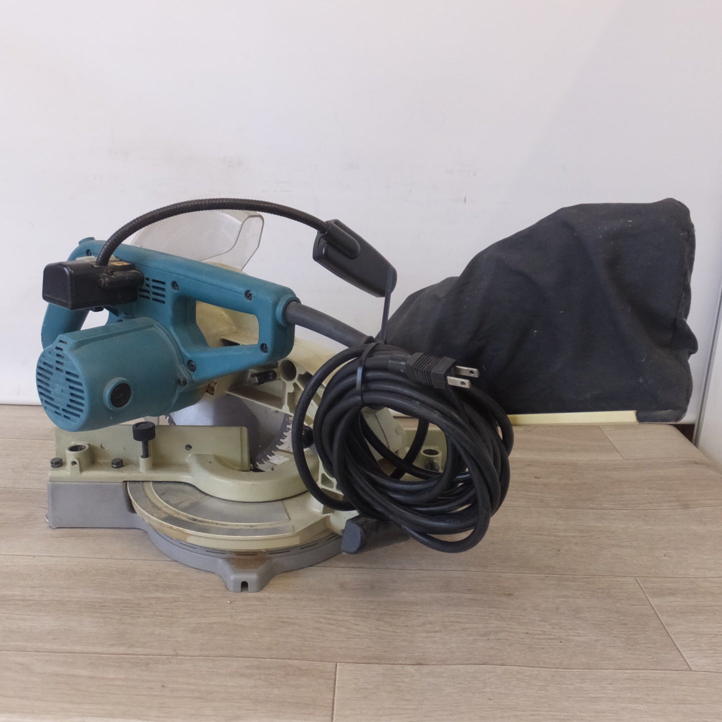 [送料無料] ★マキタ makita 216mm 卓上マルノコ LS0840FL　100V～ 11A 50-60Hz 1050W★