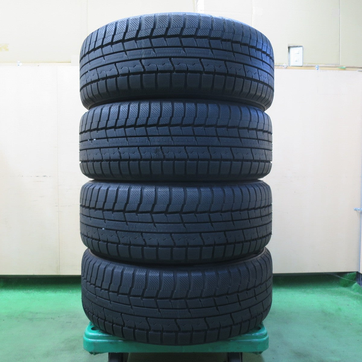 バリ溝！23年！キレイ！ほぼ10分★スタッドレス 235/50R18 トーヨー ウインター トランパス TX DILETTO ディレット 18インチ PCD114.3/5H★5072804イス
