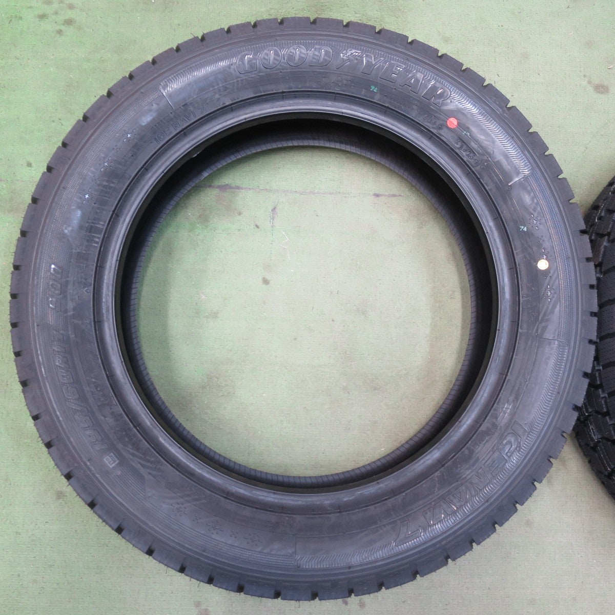 未使用！25年★スタッドレス 195/60R17 グッドイヤー アイスナビ7 タイヤ 17インチ ライズ ロッキー 60系 プリウス 等★6071914イスタ