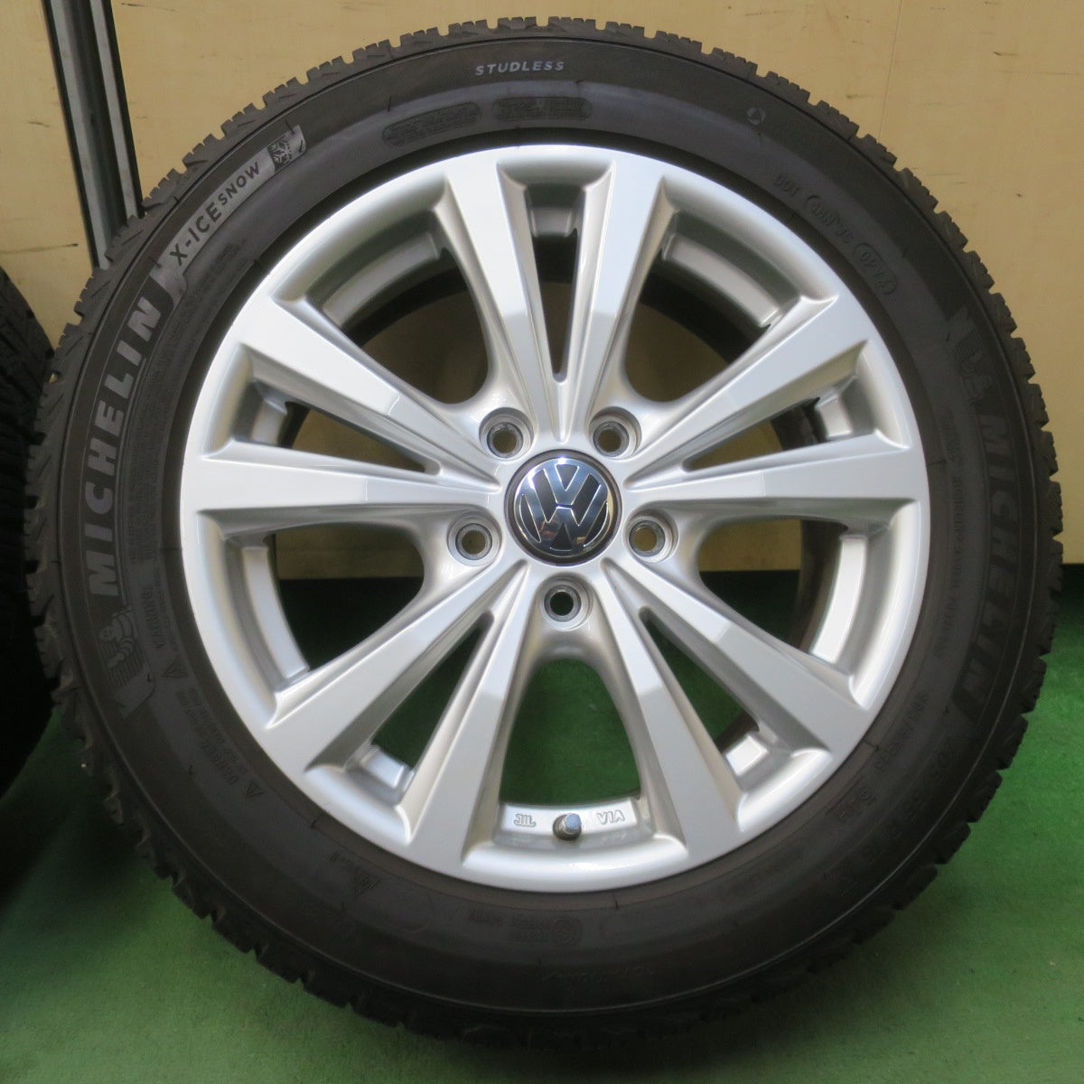 バリ溝！22年！キレイ！9.5分★ワーゲン 等 TAS 205/55R16 スタッドレス ミシュラン X-ICE SNOW 社外 アルミ 16インチ PCD112/5H★6040702イス