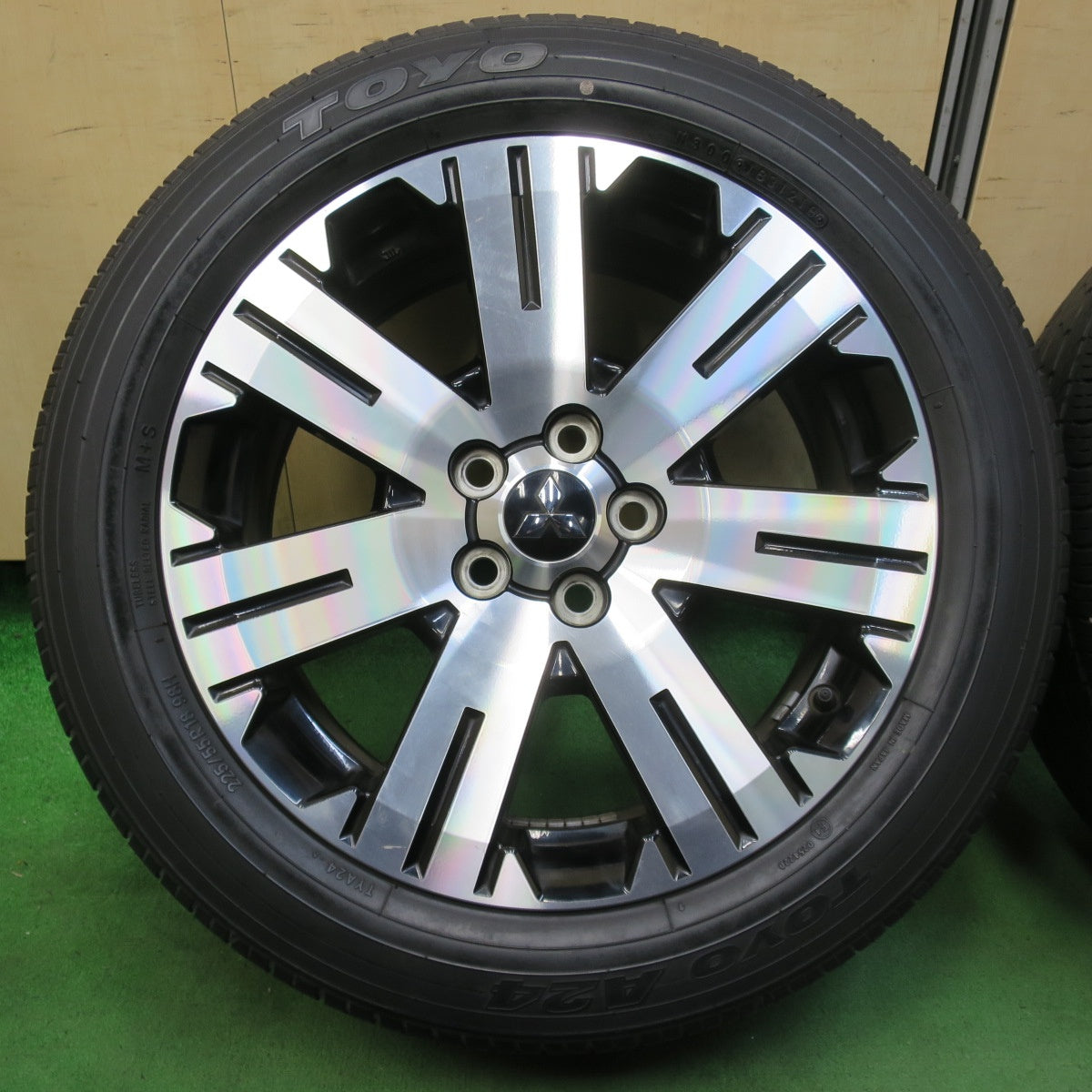 [送料無料] バリ溝！8.5分★三菱 デリカ D:5 純正 225/55R18 トーヨー A24 ヨコハマ ジオランダー SUV G055 18インチ D5 PCD114.3/5H★5031208イノ