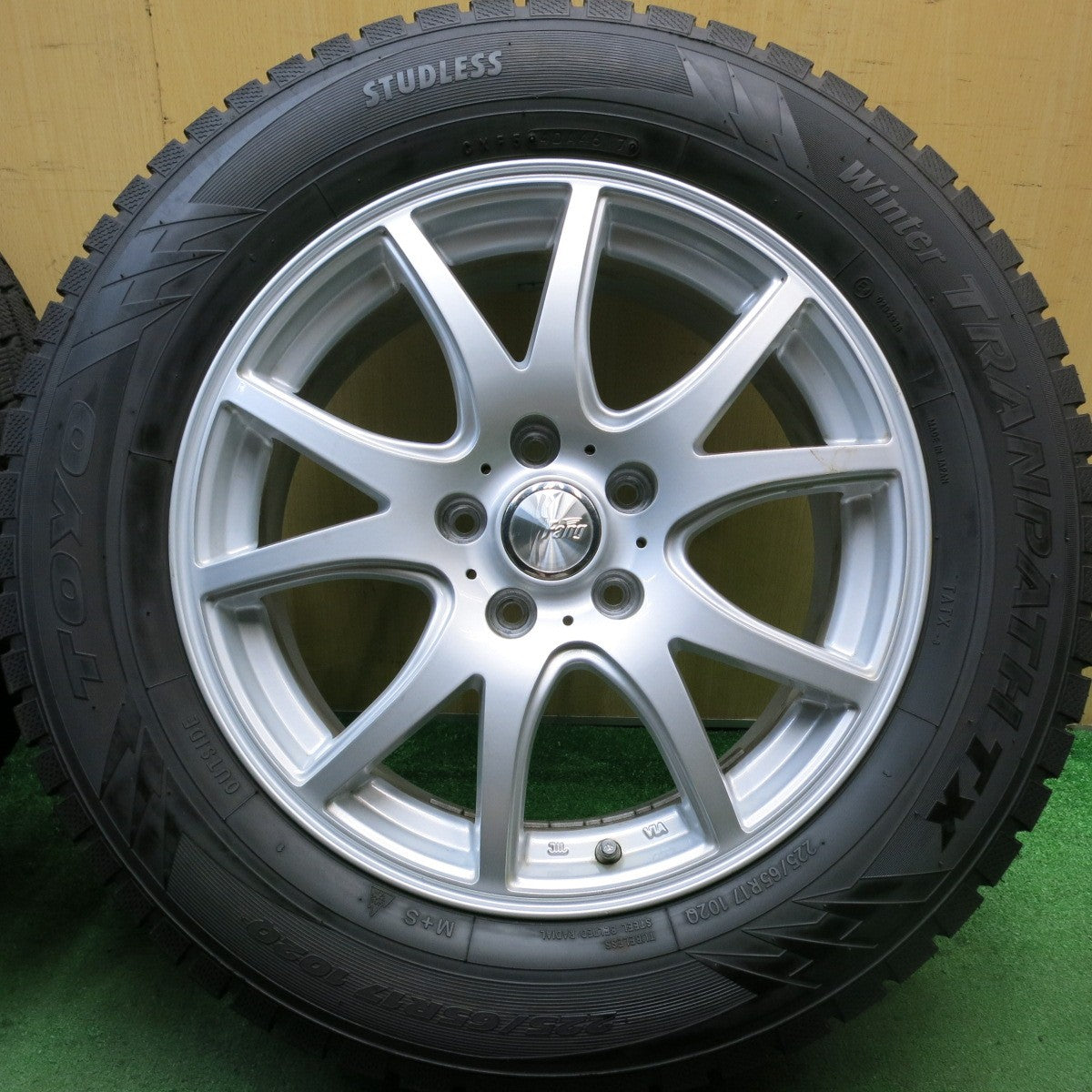 バリ溝！キレイ！ほぼ10分★スタッドレス 225/65R17 トーヨー ウインター トランパス TX Fang ファング 17インチ PCD114.3/5H★5072603HAス