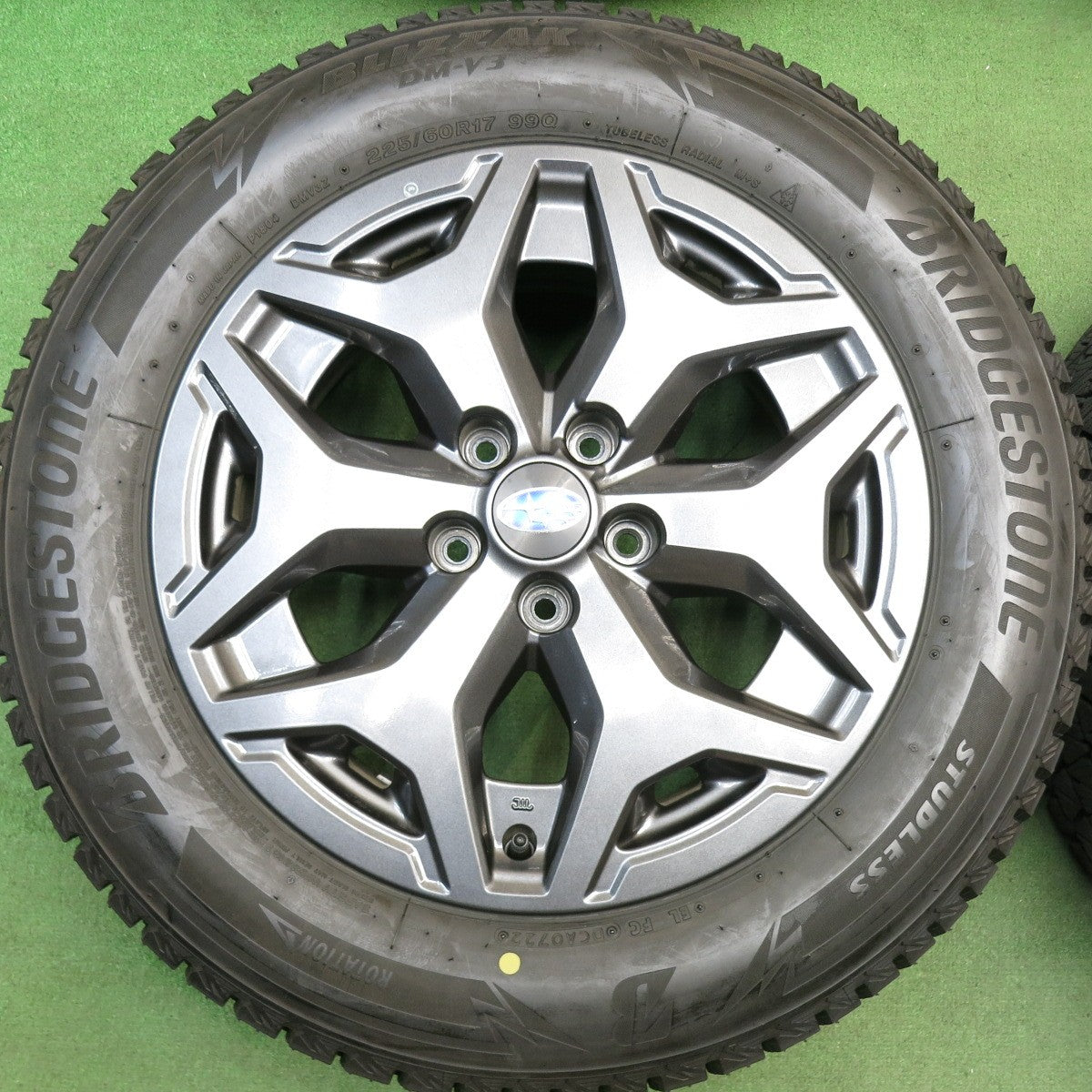 バリ溝！22年！キレイ！9.5分★スバル フォレスター クロスブレイク 純正 225/60R17 スタッドレス ブリヂストン ブリザック DM-V3 17インチ PCD114.3/5H★6052313HAス