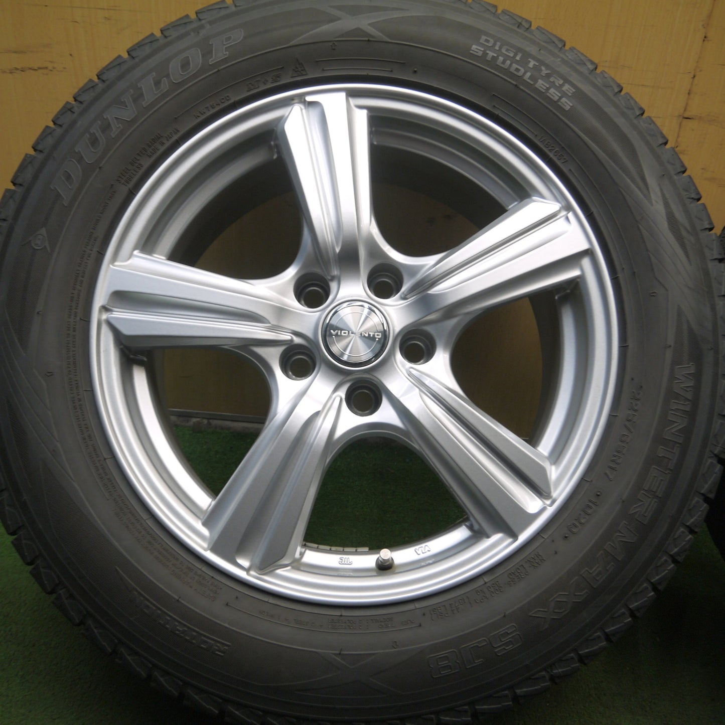 *送料無料* バリ溝！キレイ！9.5分★スタッドレス 225/65R17 ダンロップ ウインターマックス SJ8 VIOLENTO ヴィオレント PCD114.3/5H★4031910Hス