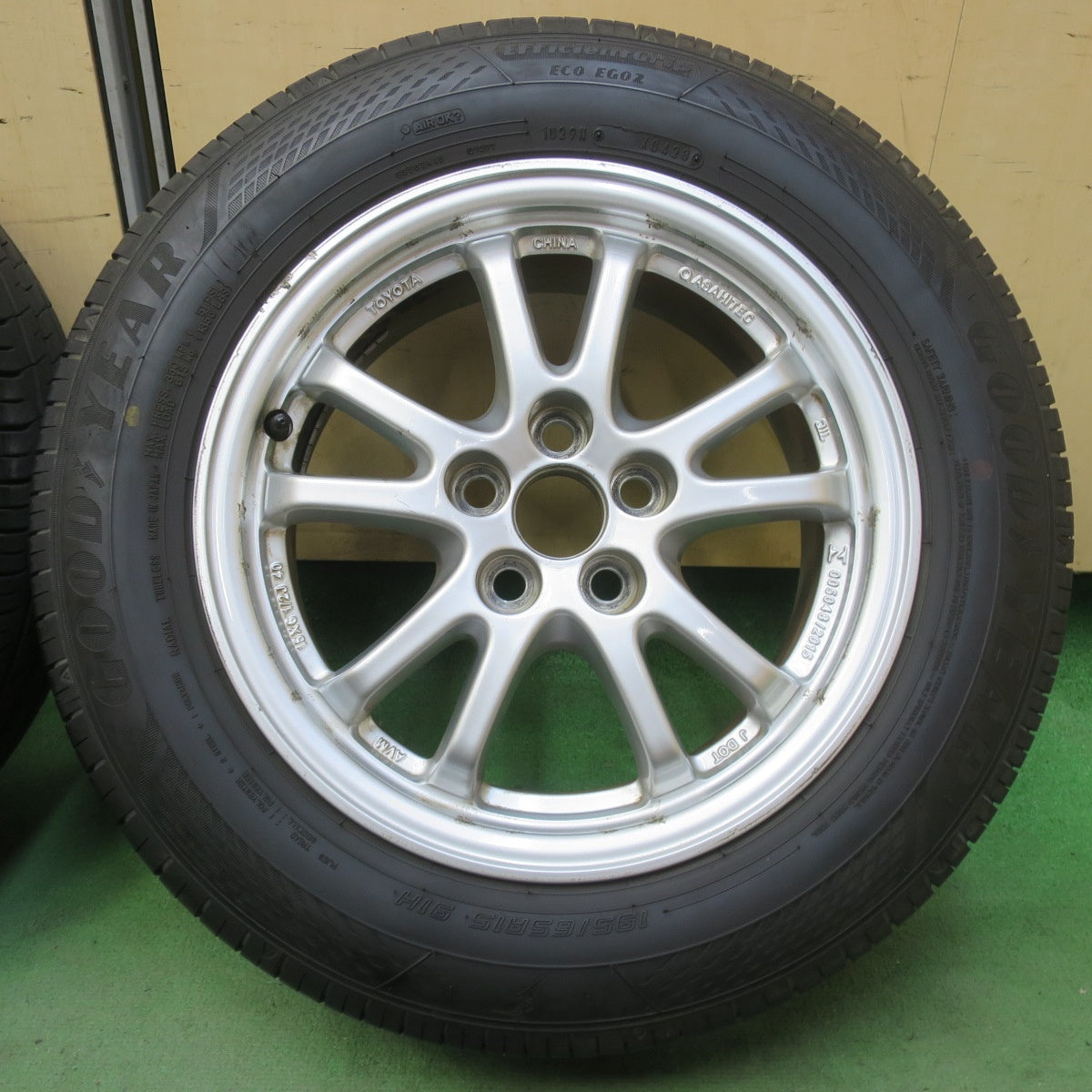 バリ溝！24年！9.5分★トヨタ 50系 プリウス 純正 195/65R15 グッドイヤー EfficientGrip ECO EG02 15インチ PCD100/5H★6040807イノ