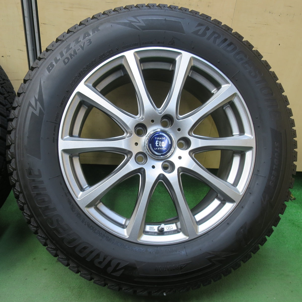 バリ溝！23年！キレイ！9.5分★スタッドレス 225/65R17 ブリヂストン ブリザック DM-V3 TIRADO Eta LA STRADA ティラード ラストラーダ 17インチ PCD114.3/5H★5120201イス