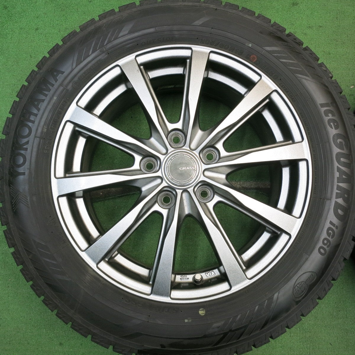 バリ溝！21年！キレイ！9.5分以上★スタッドレス 205/60R16 ヨコハマ アイスガード iG60 GRASS グラス 16インチ PCD114.3/5H★5081304AKス