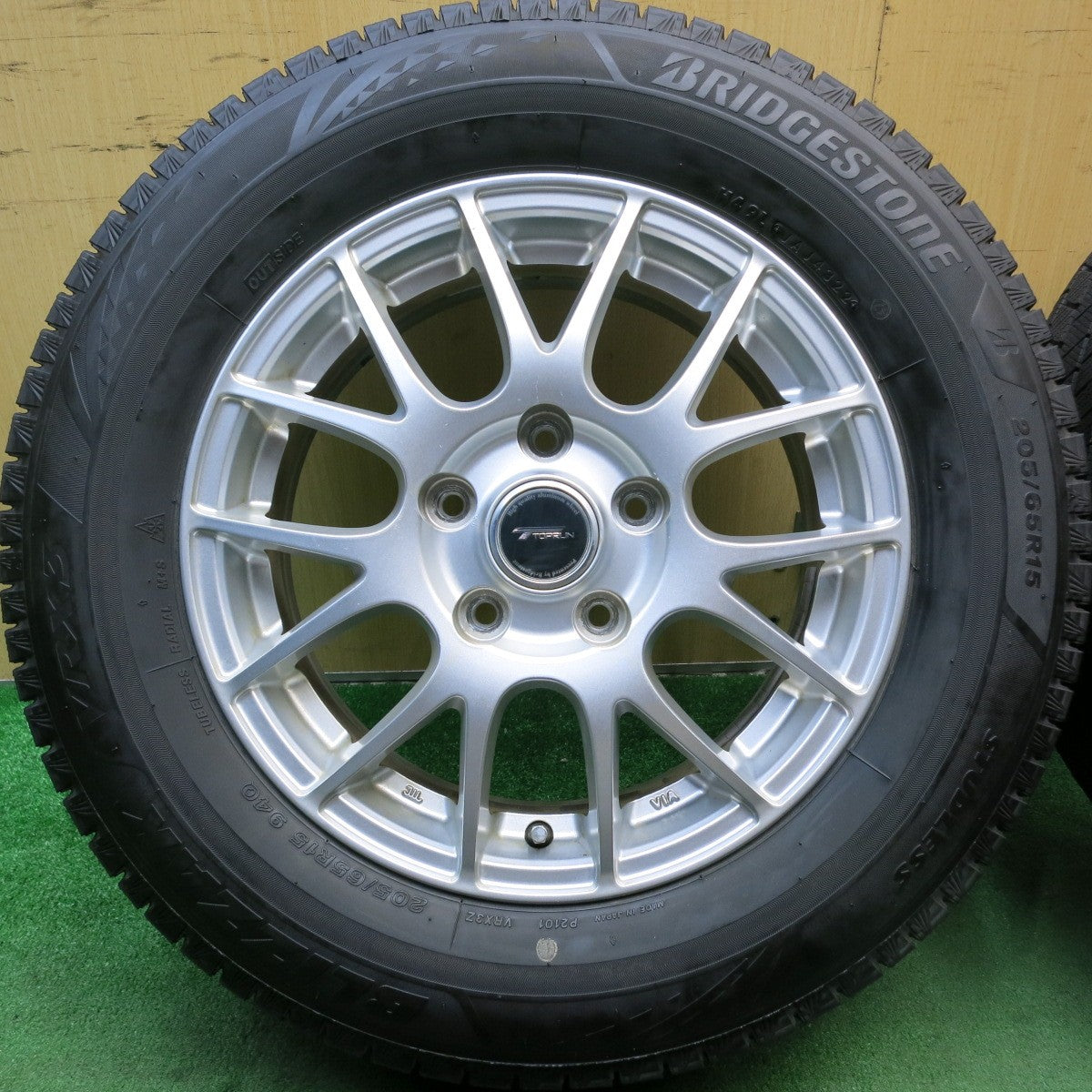 バリ溝！22年！キレイ！9.5分★スタッドレス 205/65R15 ブリヂストン ブリザック VRX3 TOPRUN トップラン 15インチ PCD114.3/5H★5062810HAス