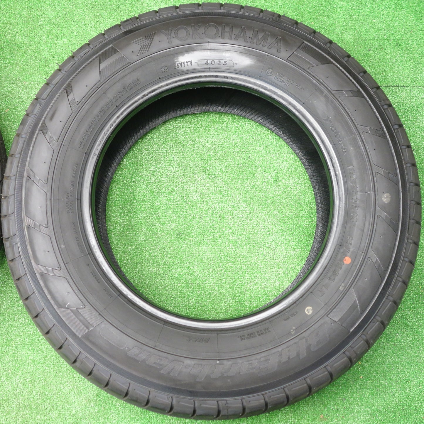 新車外し！25年★195/80R15 107/105Q ヨコハマ BluEarth-Van RY55 ブルーアース バン タイヤ 15インチ ハイエース キャラバン 等★5120703KTノタ