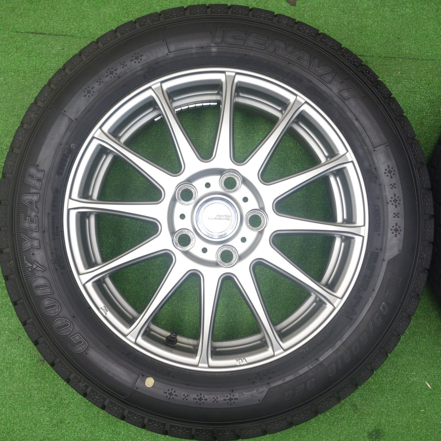 バリ溝！24年！キレイ！9.5分以上★スタッドレス 205/60R16 グッドイヤー アイスナビ7 ravrion LUMIERE ラブリオン 16インチ PCD114.3/5H★6022502KTス