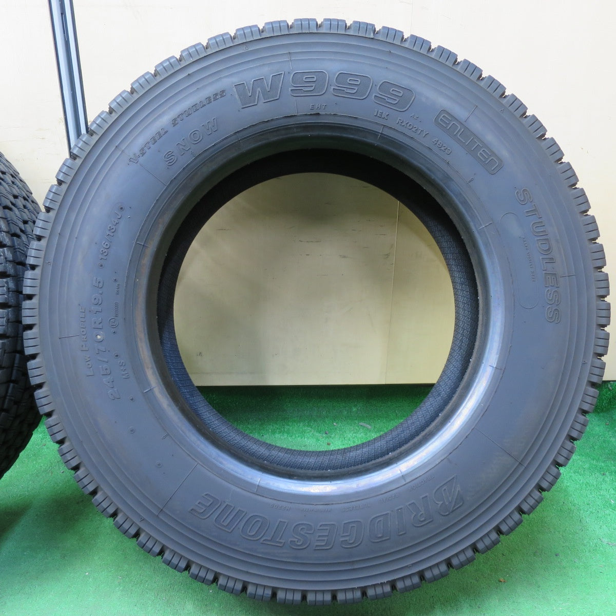 *送料無料* バリ溝！23年！9分★トラック タイヤ 245/70R19.5 136/134J スタッドレス ブリヂストン W999 19.5インチ★4080205イスタ