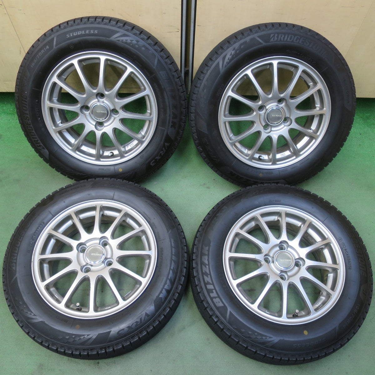バリ溝！25年！キレイ！ほぼ10分◎スタッドレス 165/70R14 ブリヂストン ブリザック VRX3 ECO FORME エコフォルム 14インチ PCD100/4H◎6092404イス