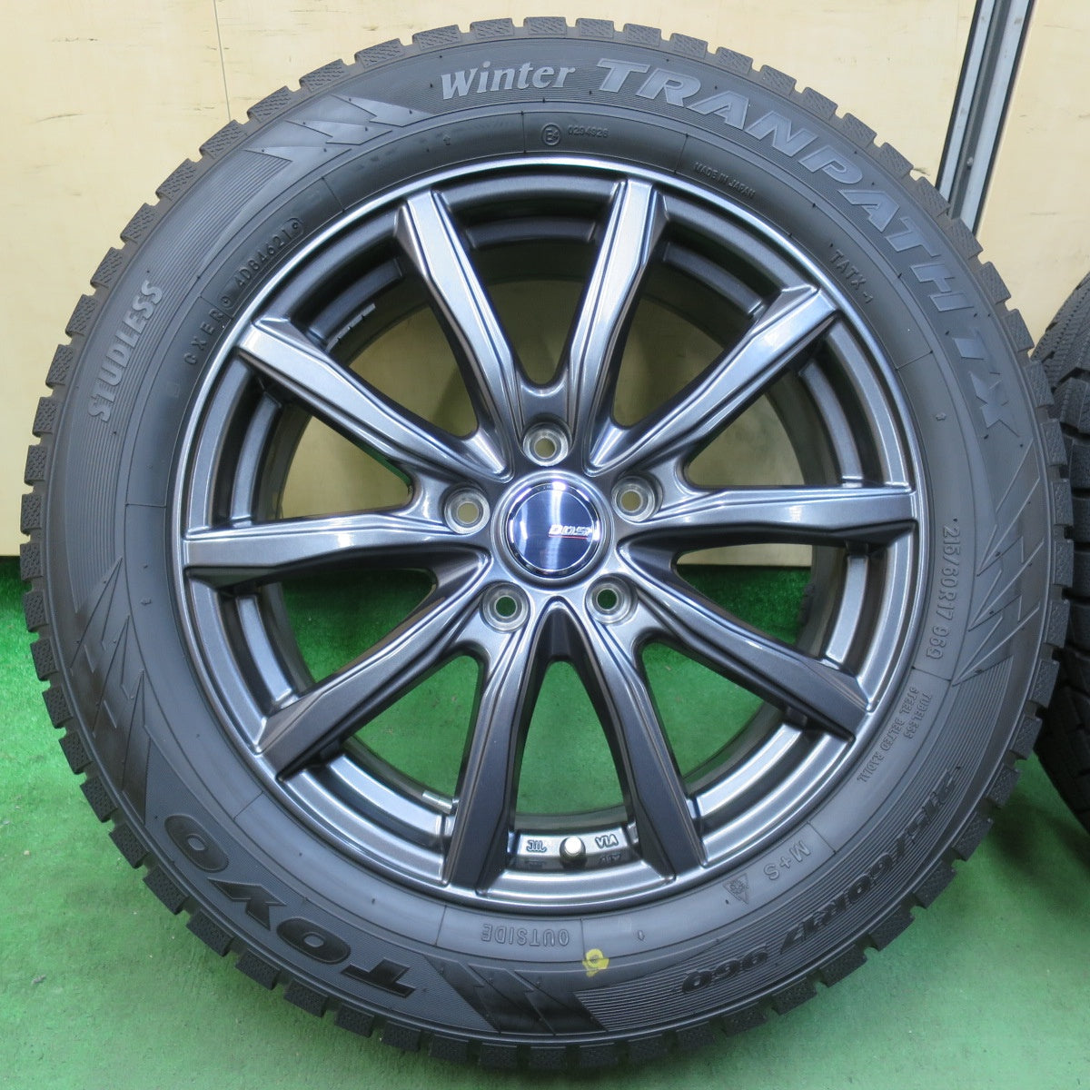[送料無料] バリ溝！21年！キレイ！ほぼ10分★スタッドレス 215/60R17 トーヨー ウインター トランパス TX D.O.S. DOS 17インチ PCD114.3/5H★5012807イス