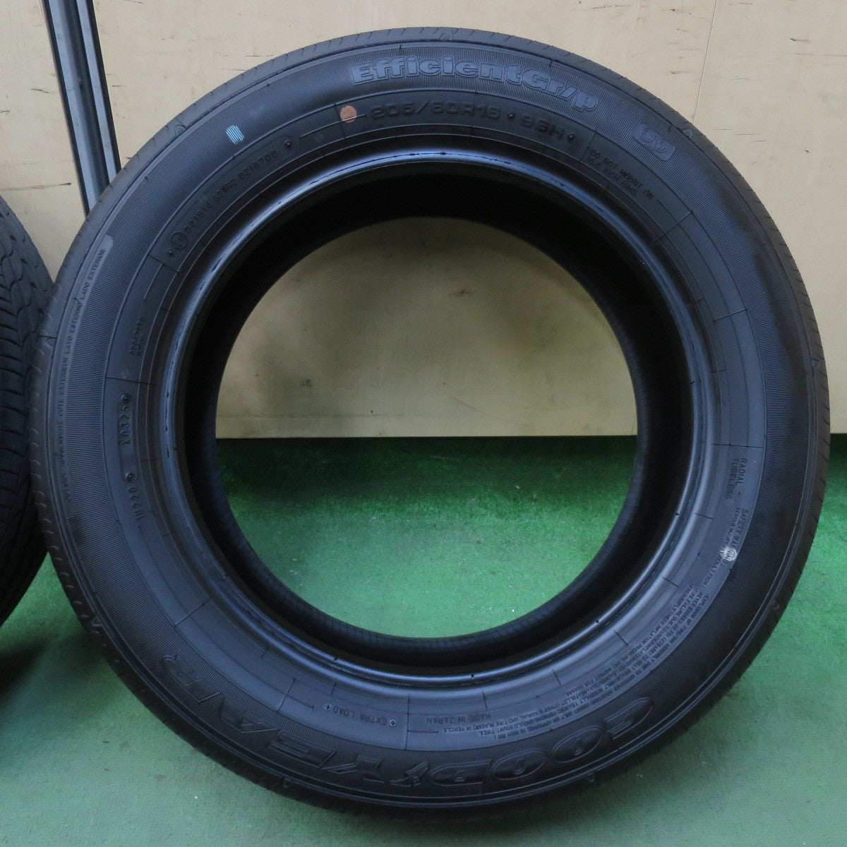 バリ溝！25年！9.5分★205/60R16 グッドイヤー EfficientGrip エフィシエントグリップ タイヤ 16インチ ノア ヴォクシー プリウスα 等★5121005イノタ