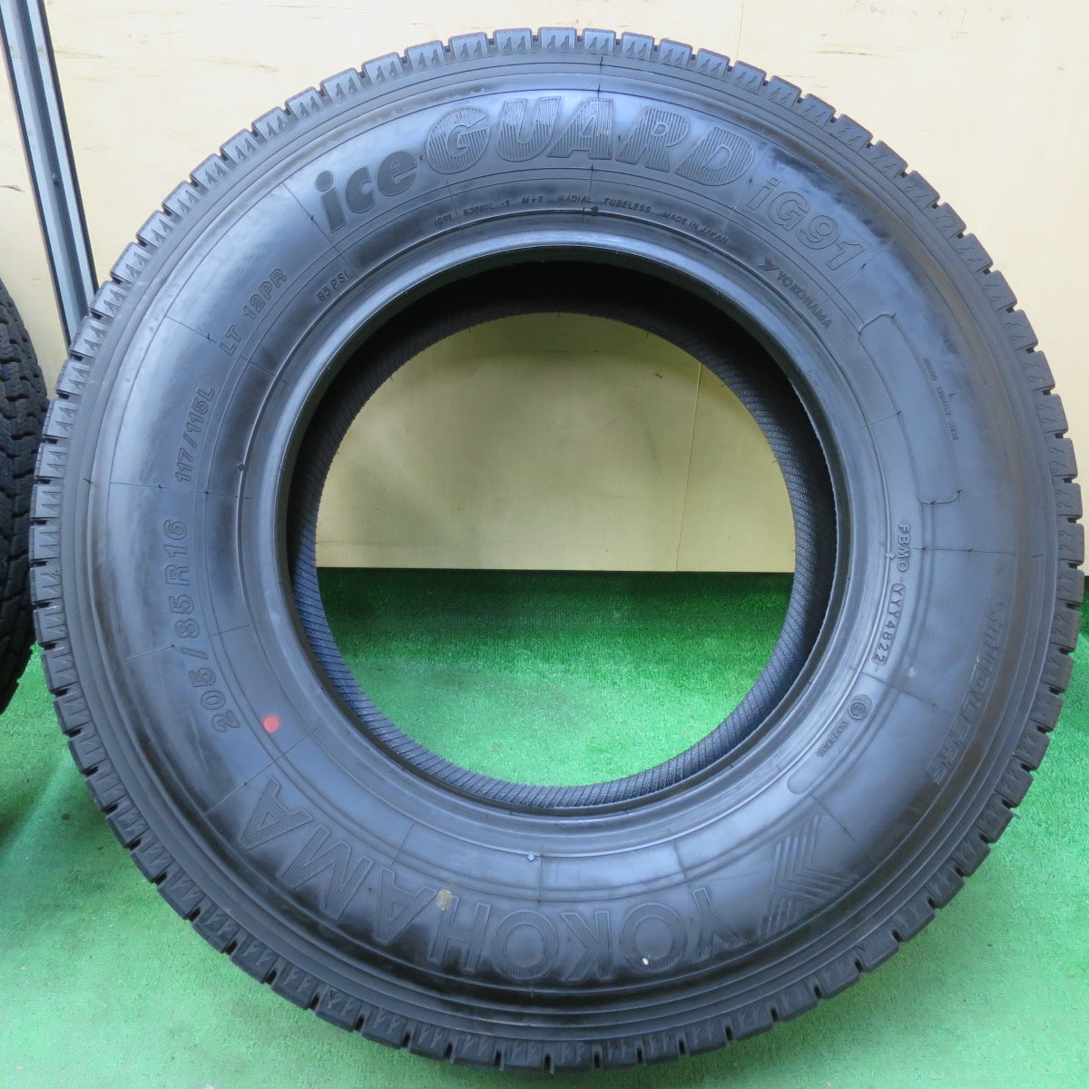 [送料無料] バリ溝！22年！9.5分以上★トラック タイヤ 205/85R16 117/115L 12PR スタッドレス ヨコハマ アイスガード iG91 16インチ★4092805イスタ