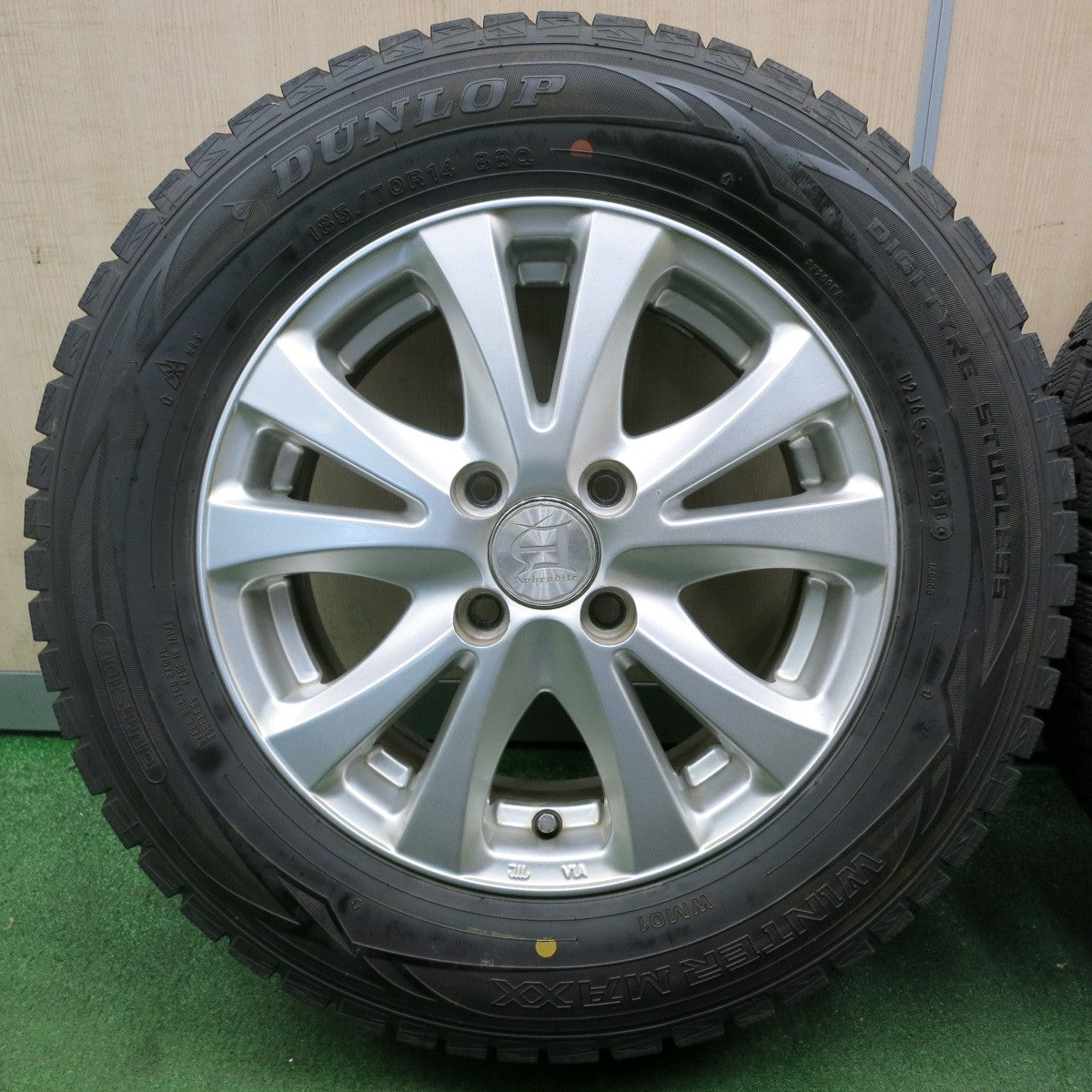 *送料無料* バリ溝！キレイ！9分★スタッドレス 185/70R14 ダンロップ ウインターマックス WM01 Aphrodite アフロディーテ 14インチ PCD100/4H★4063003NJス