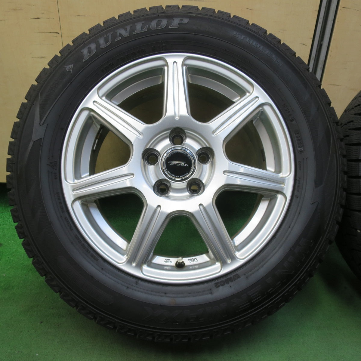 バリ溝！23年！キレイ！9分★プリウス 等 195/65R15 スタッドレス ダンロップ ウインターマックス WM02 TOPRUN トップラン 15インチ PCD100/5H★5102011イス
