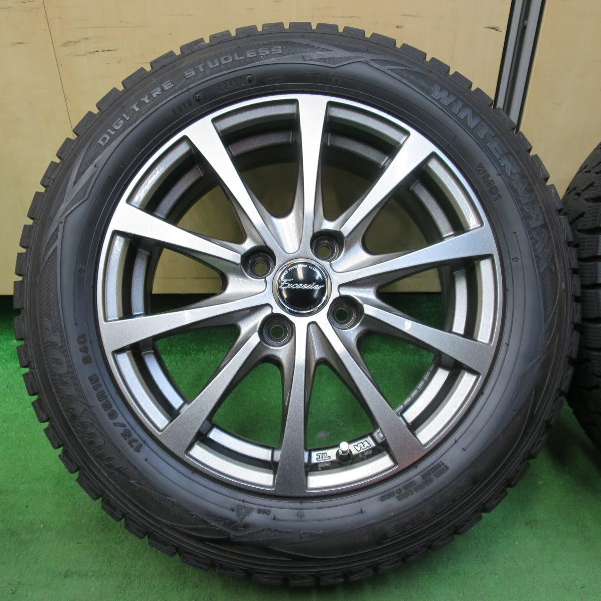 [送料無料] バリ溝！キレイ！9.5分以上★スタッドレス 175/65R15 ダンロップ ウインターマックス WM01 Exceeder  エクシーダー 15インチ PCD100/4H★4120703イス