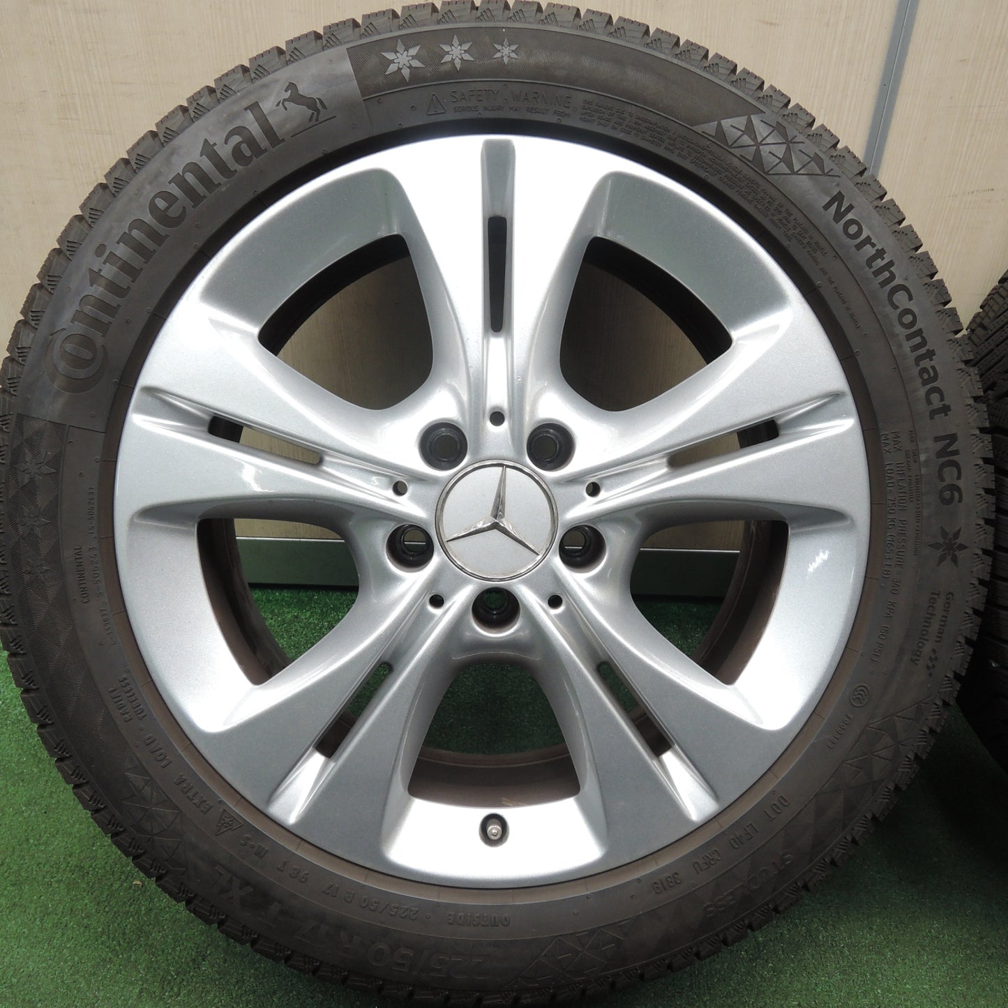 *送料無料* バリ溝！キレイ！9分★ベンツ Cクラス W205 純正 225/50R17 スタッドレス コンチネンタル ノースコンタクト NC6 17インチ PCD112/5H★4031910TNス