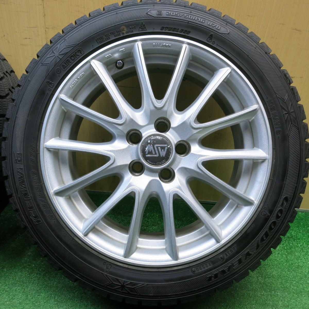 バリ溝！キレイ！9.5分★アウディ ワーゲン 等 O・Z MSW 86 205/50R16 スタッドレス グッドイヤー アイスナビ6 OZ 16インチ PCD100/5H★5120602HAス