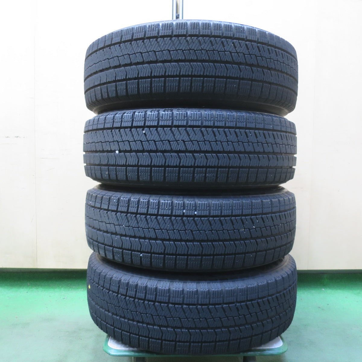 バリ溝！23年！8.5分◎スタッドレス 185/65R15 ブリヂストン ブリザック VRX2 VELVA KEVIN ヴェルヴァ ケヴィン 15インチ PCD114.3/5H◎6101308イス
