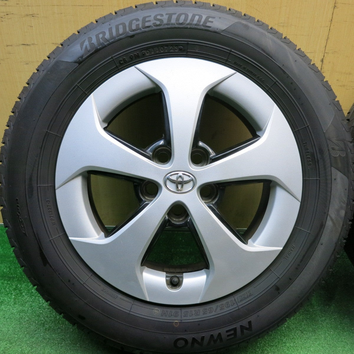 ほぼ未使用！23年★トヨタ 30系 プリウス 純正 195/65R15 ブリヂストン NEWNO ニューノ 15インチ PCD100/5H★6012515HAノ