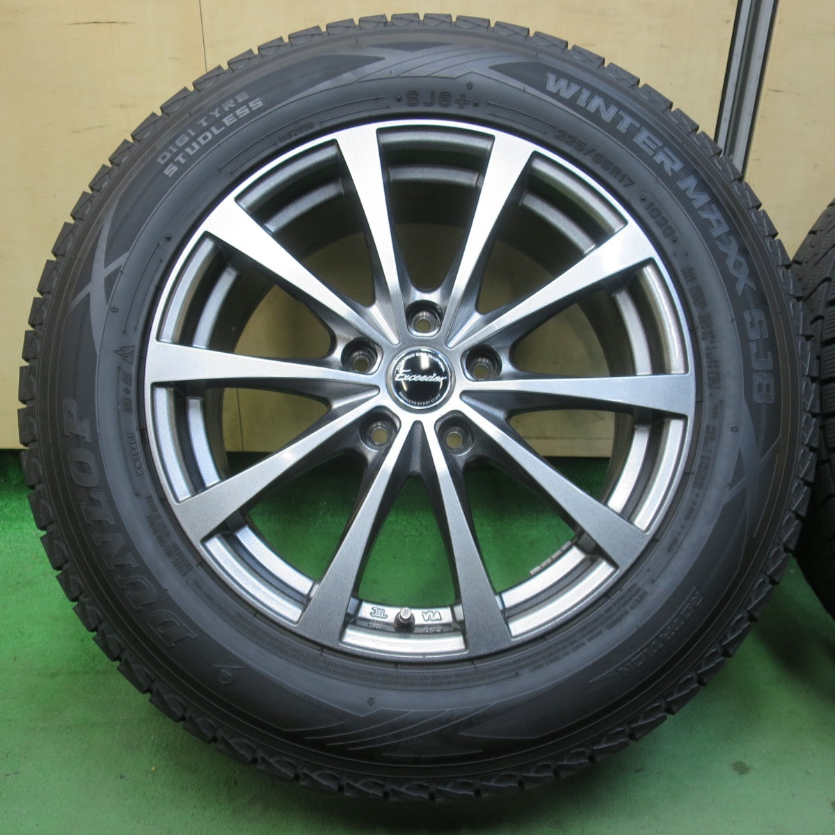 バリ溝！キレイ！9分★スタッドレス 225/65R17 ダンロップ ウインターマックス SJ8 SJ8+ Exceeder エクシーダー 17インチ PCD114.3/5H★5123102イス