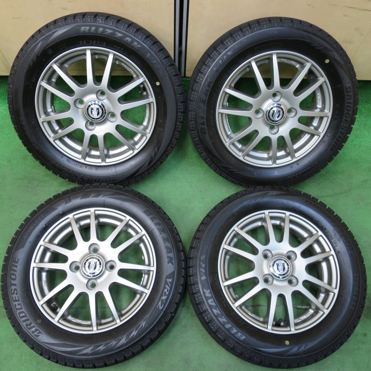 [送料無料] バリ溝！9.5分以上★スタッドレス 155/65R13 ブリヂストン ブリザック VRX NIRVANA NV ニルバーナ 13インチ PCD100/4H★4110812イス