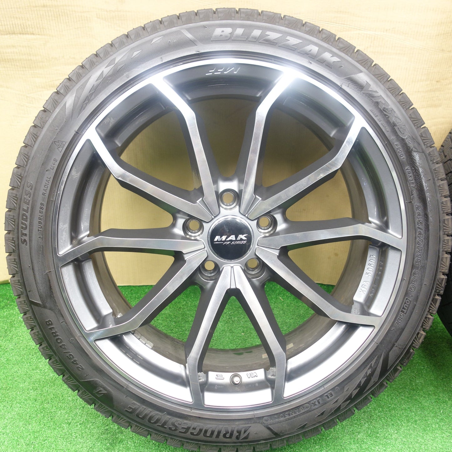 バリ溝！キレイ！9.5分★アウディ 等 MAK LOWE FF MFF 245/40R18 スタッドレス ブリヂストン ブリザック VRX3 レーベ レーヴェ 18インチ PCD112/5H★5122507KTス
