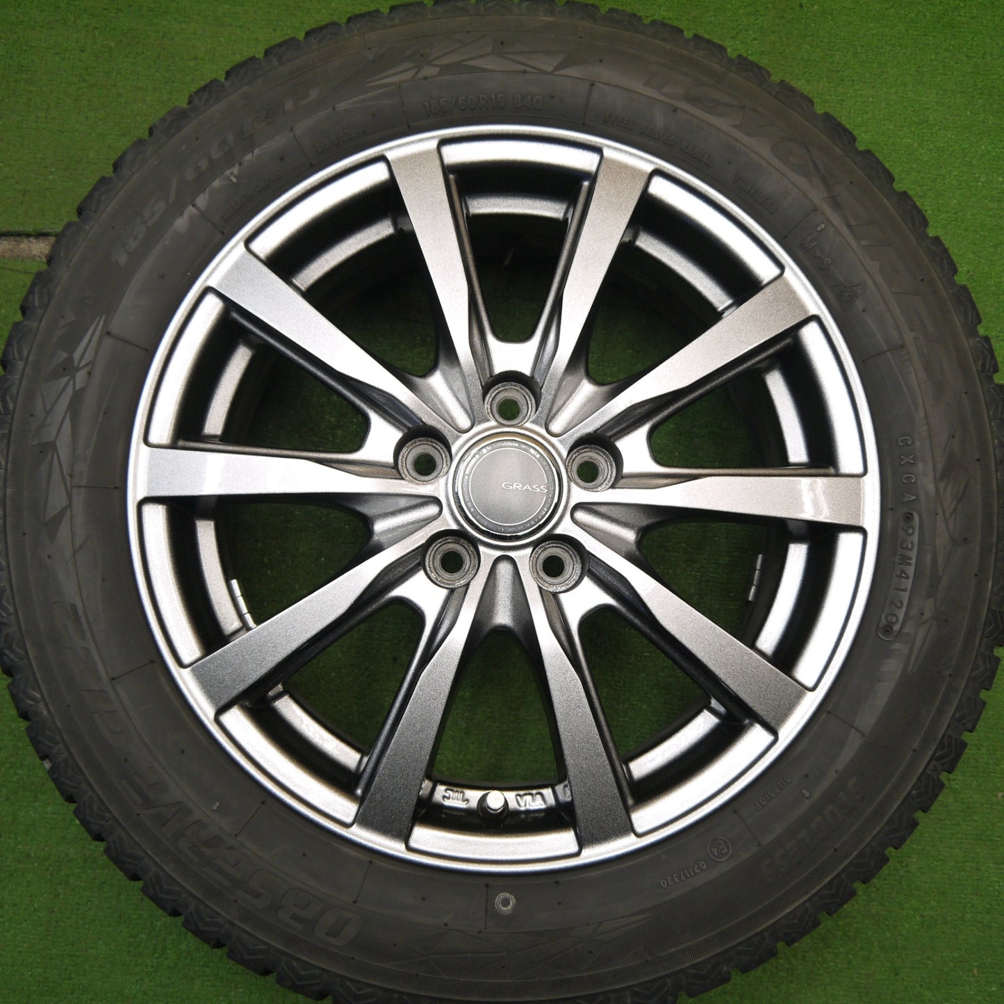 バリ溝！キレイ！8.5分★シエンタ 等 185/60R15 スタッドレス トーヨー オブザーブ GIZ2 GRASS グラス 15インチ PCD100/5H★5042303Hス