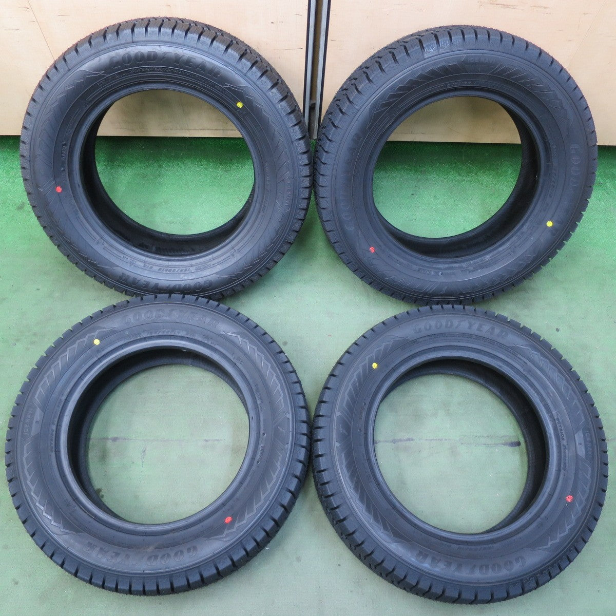 未使用！26年★スタッドレス 195/65R15 グッドイヤー アイスナビ8 タイヤ 15インチ プリウス ノア ヴォクシー ステップワゴン 等★6050602イスタ