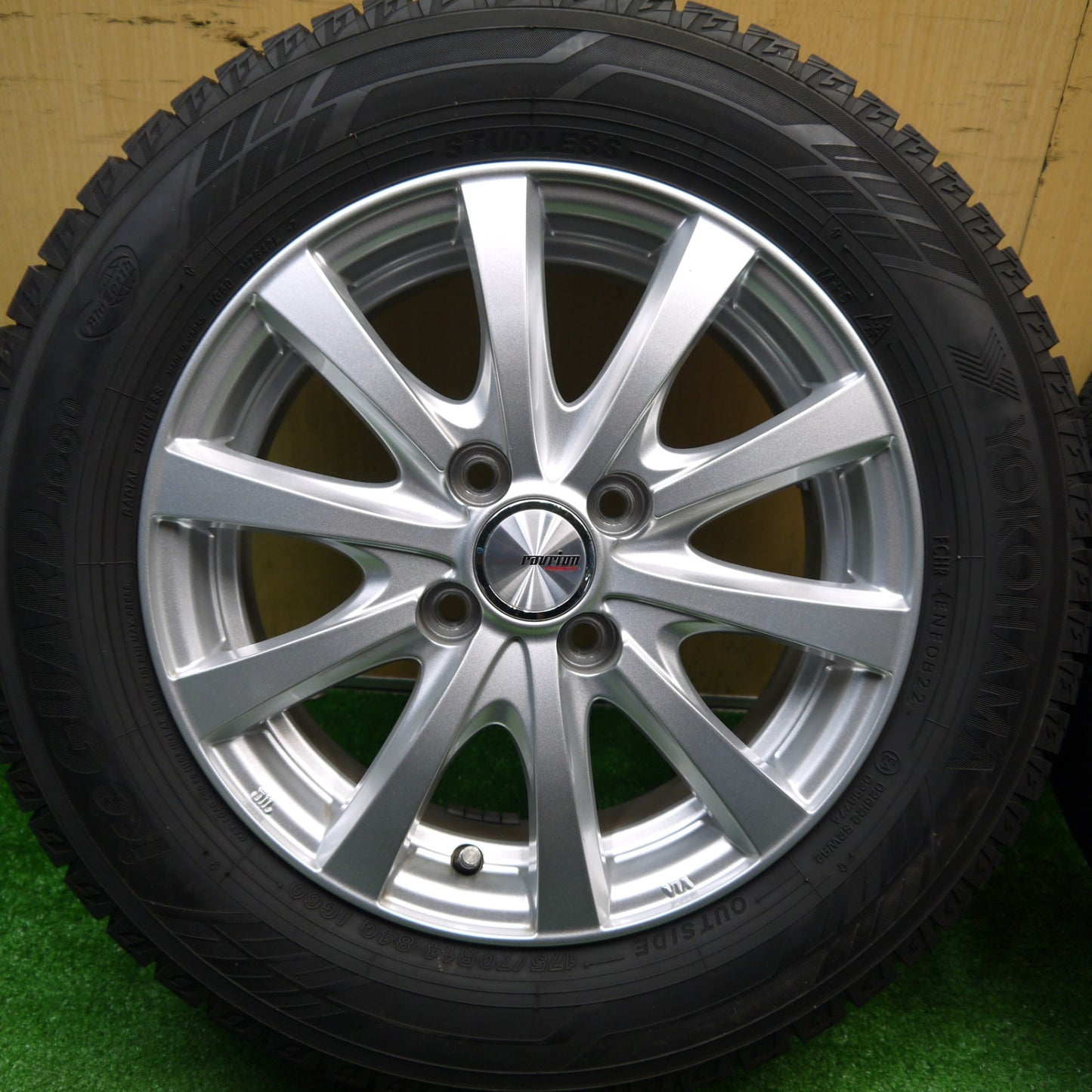 バリ溝！22年！キレイ！9分★スタッドレス 175/70R14 ヨコハマ アイスガード iG60 ravrion RS01 ラブリオン 14インチ PCD100/4H★5112805Hス