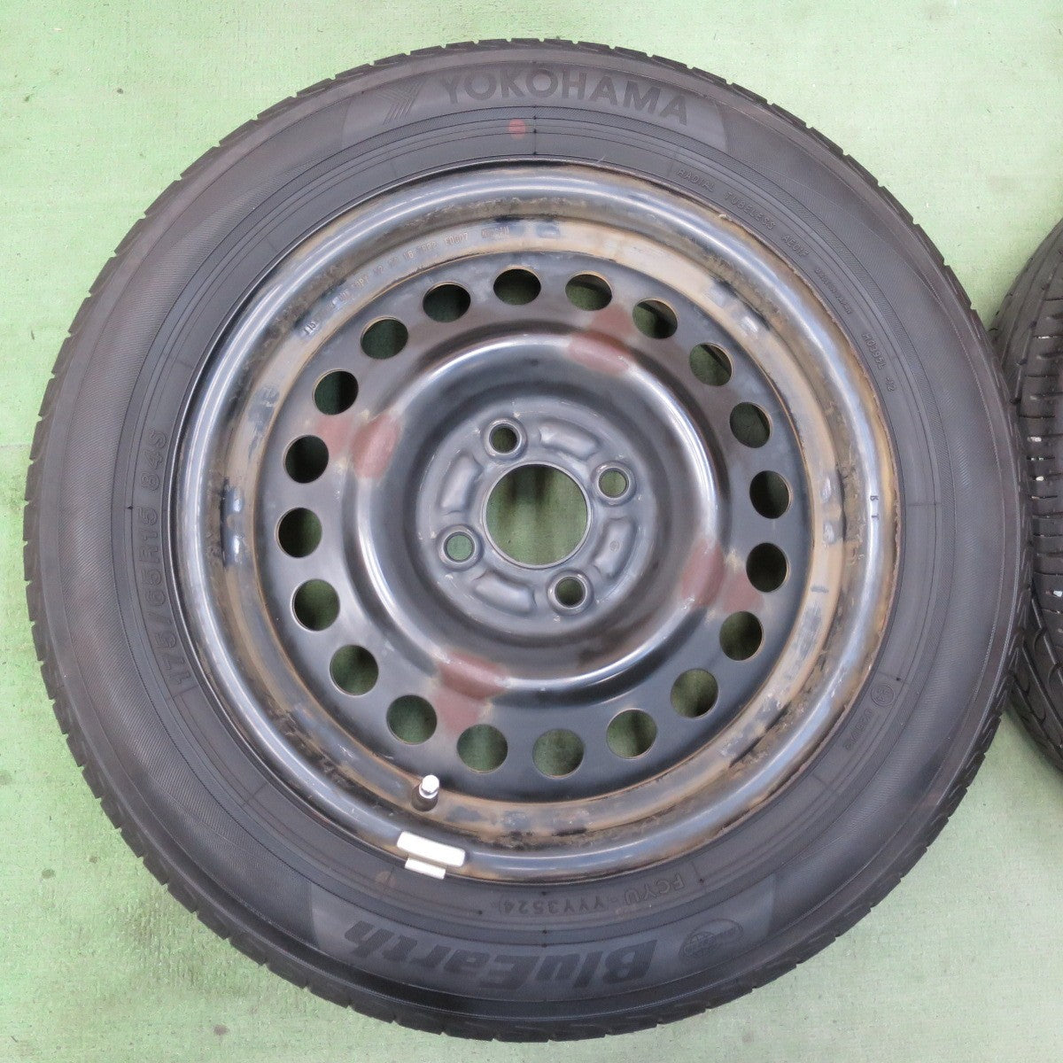 バリ溝！24年！8.5分★日産 キューブ 純正 スチール 175/65R15 ヨコハマ ブルーアース AE01F 15インチ PCD100/4H★6041510イノ
