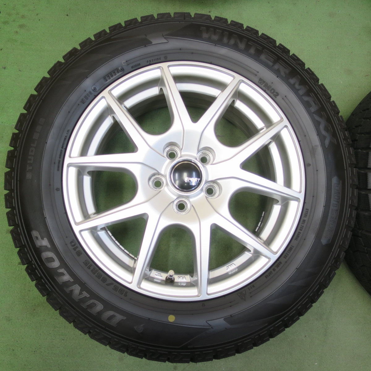 バリ溝！24年！キレイ！9.5分★プリウス 等 195/65R15 スタッドレス ダンロップ ウインターマックス WM02 SPORT DAISY スポルト デイジー 15インチ PCD100/5H★6042006イス