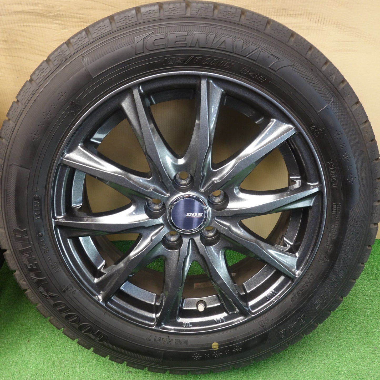 バリ溝！23年！キレイ！ほぼ10分◎シエンタ 等 185/60R15 スタッドレス グッドイヤー アイスナビ7 D.O.S. DOS 15インチ PCD100/5H◎6060103KTス