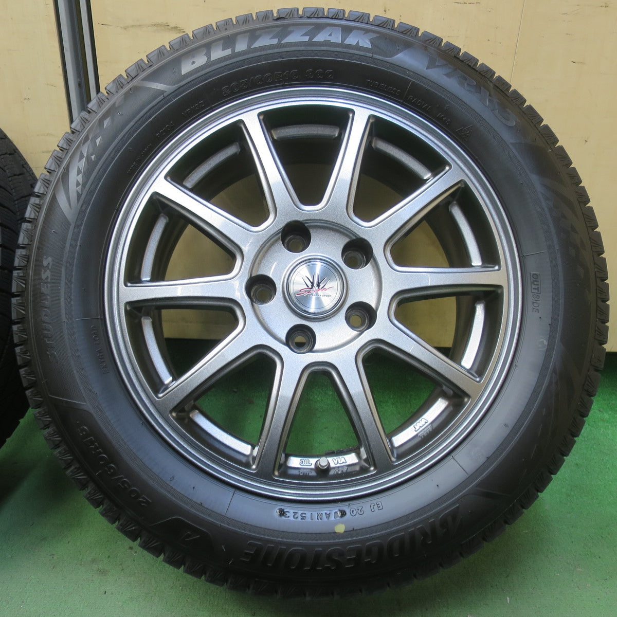 バリ溝！23年！キレイ！9.5分◎LOXARNY SPORT 205/60R16 スタッドレス ブリヂストン ブリザック VRX3 ロクサーニ スポーツ 16インチ PCD114.3/5H◎6092504イス