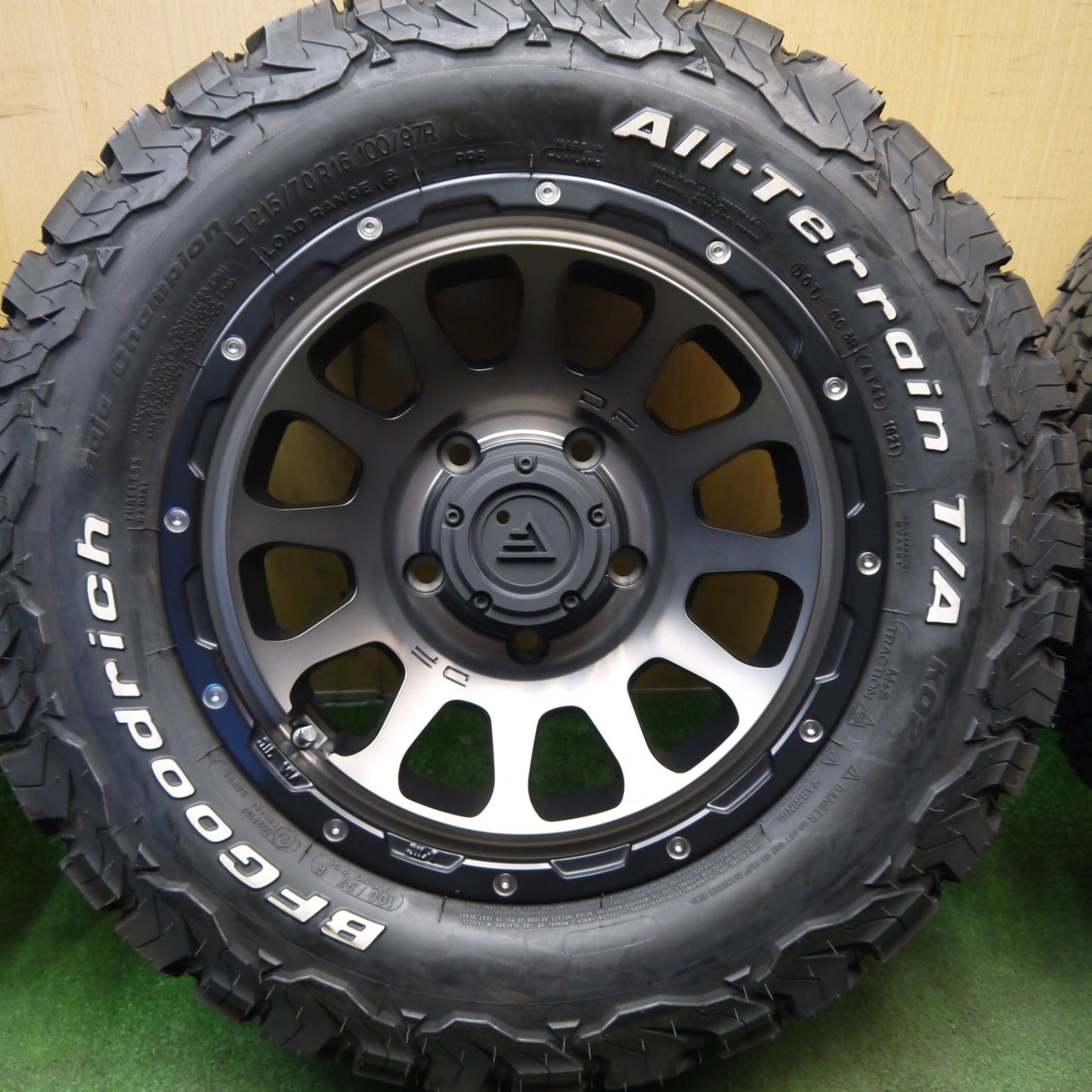 バリ溝！キレイ！9分！5本！スペア未使用★DELTA FORCE OVAL 215/70R16 100/97R BFグッドリッチ All-Terrain T/A KO2 16インチ デルタフォース オーバル PCD139.7/5H★6031106Hノ