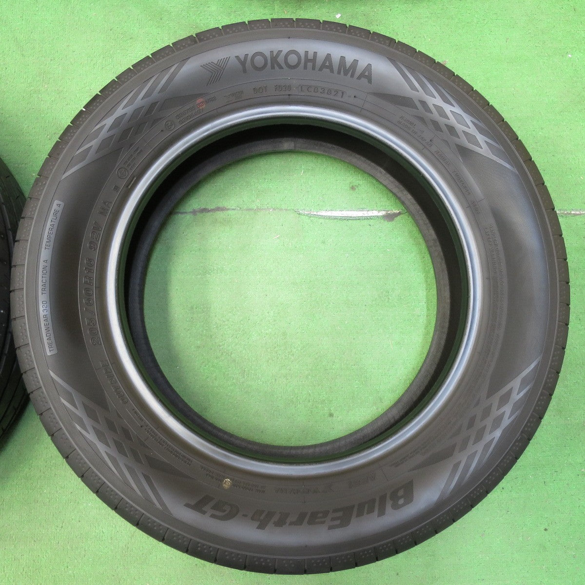 [送料無料] バリ溝！21年！9分★205/60R16 ヨコハマ BluEarth-GT AE51 タイヤ 16インチ ノア ヴォクシー レガシィ 等★4092412イノタ