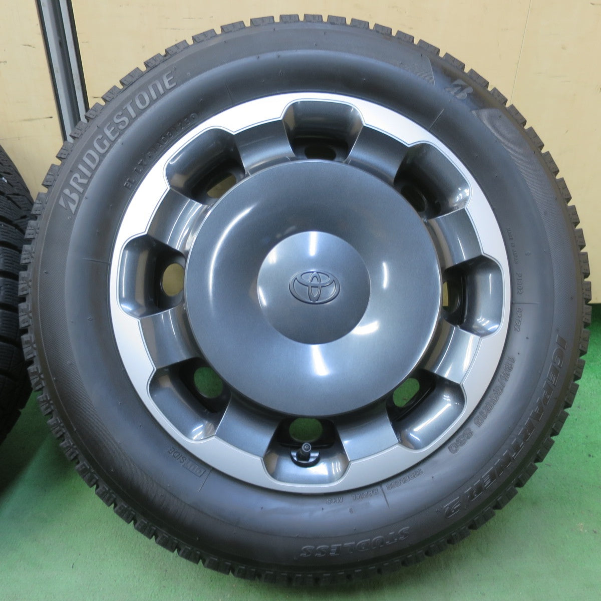 バリ溝！23年！キレイ！9分★トヨタ シエンタ Zグレード 純正 スチール 185/65R15 スタッドレス ブリヂストン アイスパートナー2 15インチ PCD100/5H★6060910イス
