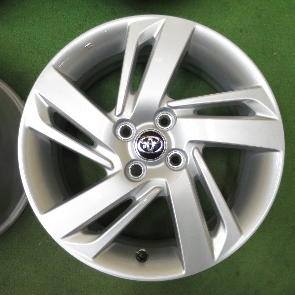 新車外し！付属品付き★トヨタ ライズ ダイハツ ロッキー 純正 ホイール 16インチ 16×6J PCD100/4H★6061204NGホ