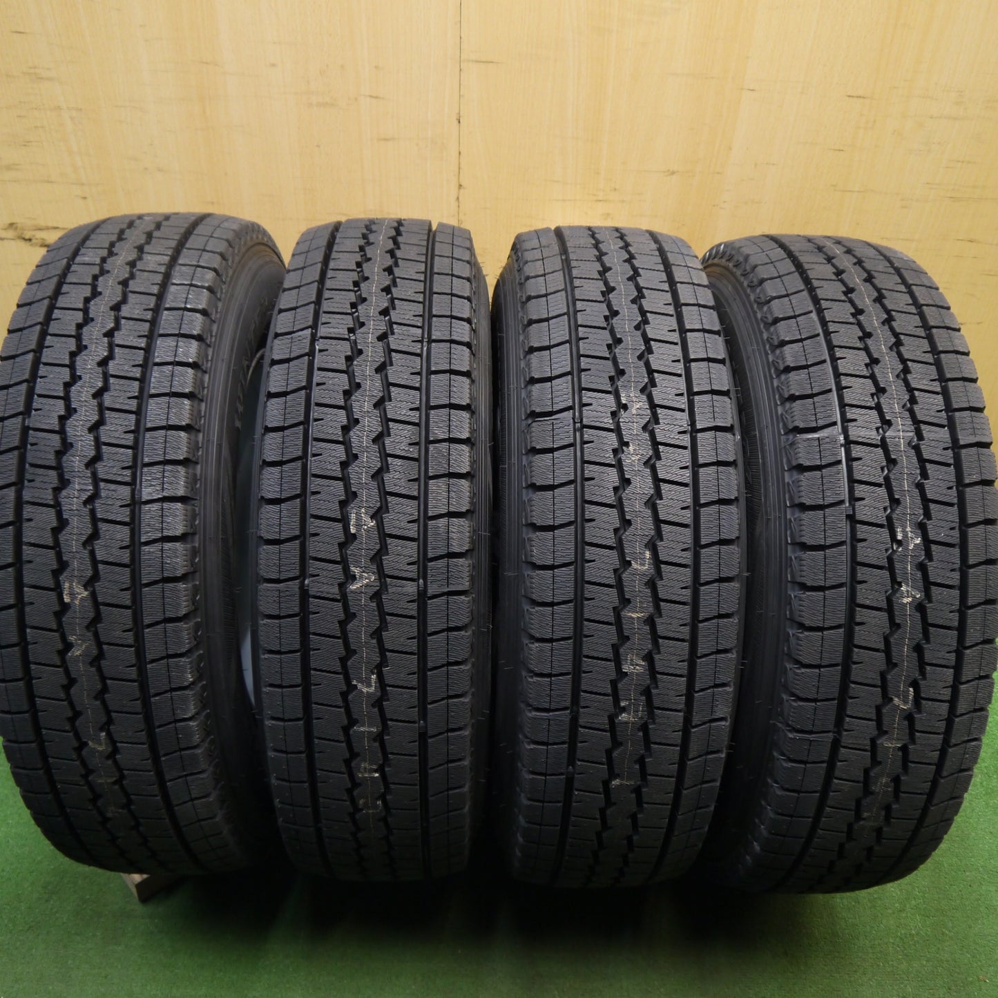 未使用！23年★ハイエース等 スタッドレス 195/80R15 107/105L ダンロップ ウインターマックス SV01 URBAN SPORTS アーバンスポーツ PCD139.7/6H★5041505Hス