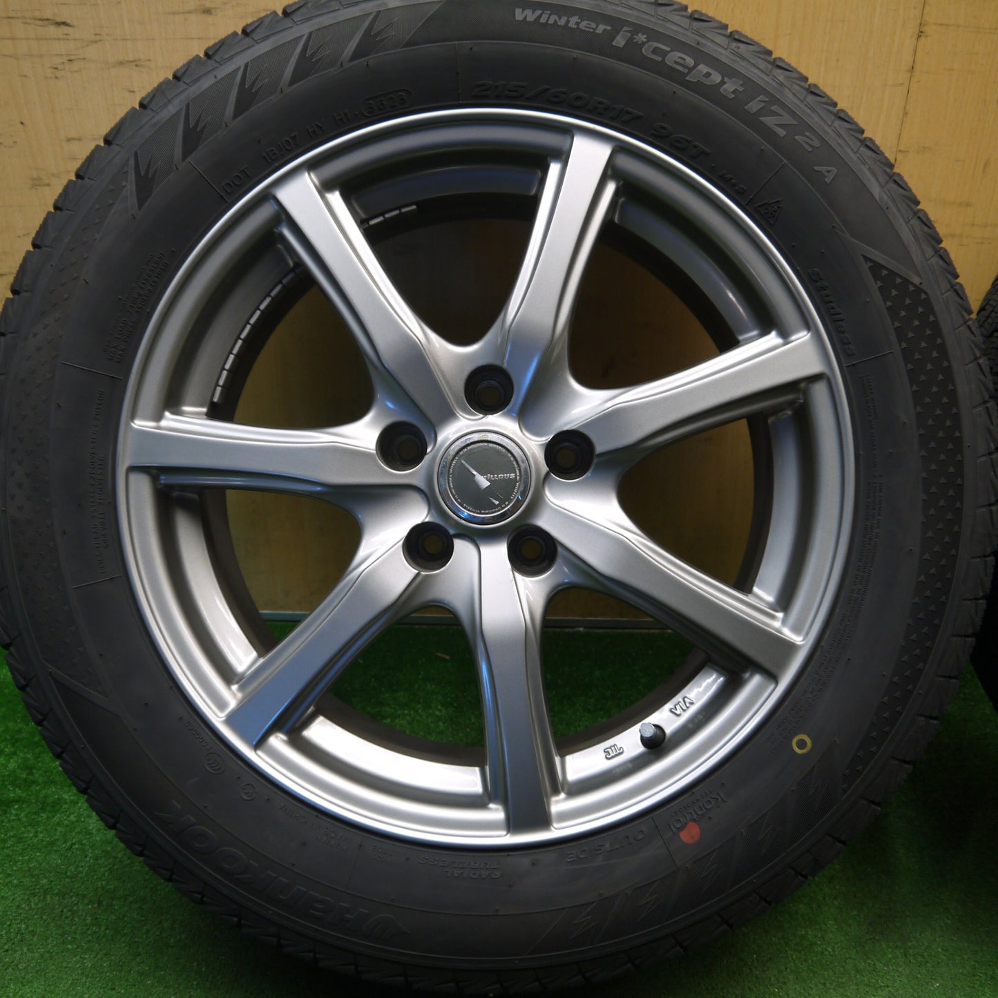 キレイ！23年★スタッドレス 215/60R17 ハンコック ウインター アイセプト IZ2A MILLOUS Ki ミルアス 17インチ PCD114.3/5H★6030901Hス
