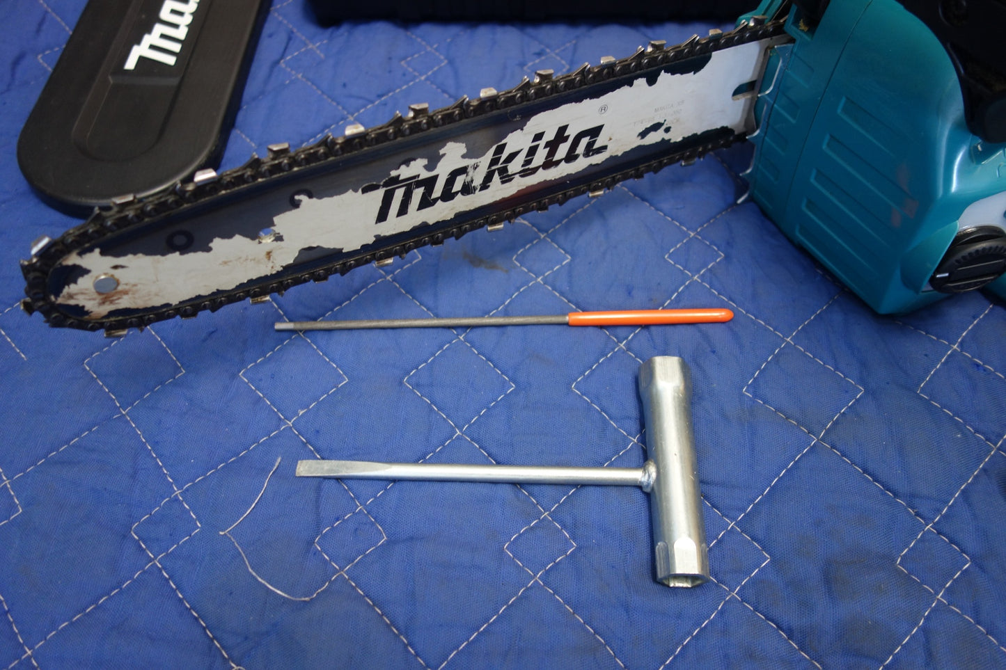 [送料無料] キレイ！バッテリー2個☆マキタ 300mm 充電式 チェーンソー MUC306D 電動 切断機 チェンソー 2口 急速 充電器 DC18RD AC100V 専用 makita☆