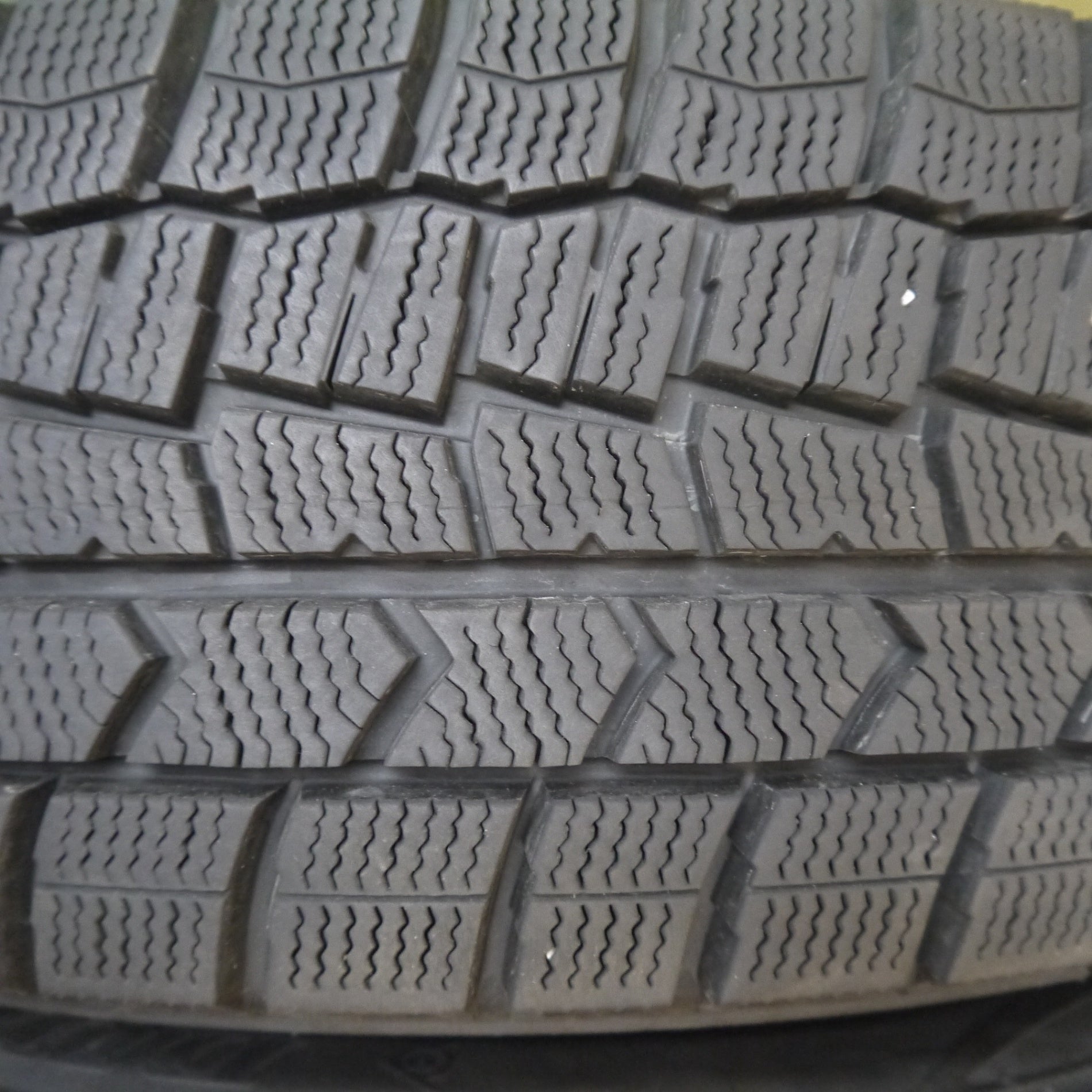 バリ溝！23年！9.5分◎シエンタ 等 185/60R15 スタッドレス ダンロップ
